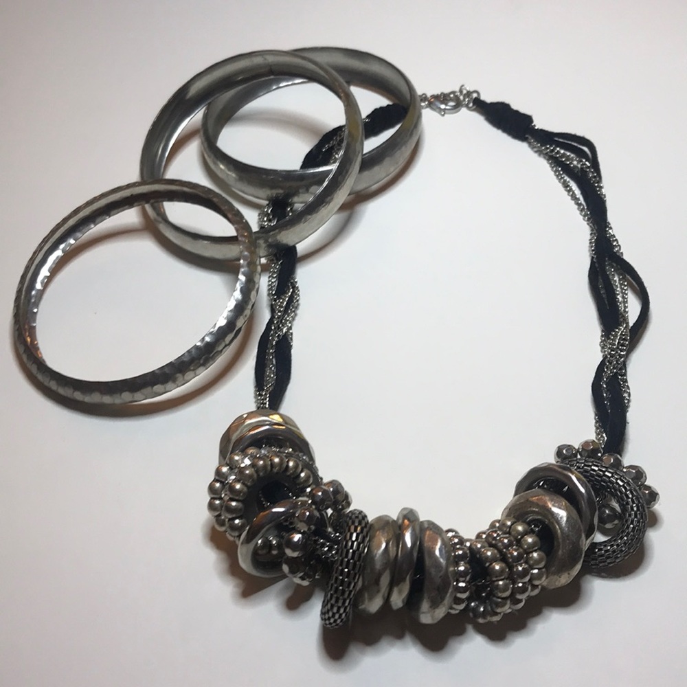 Necklace and bracelet set